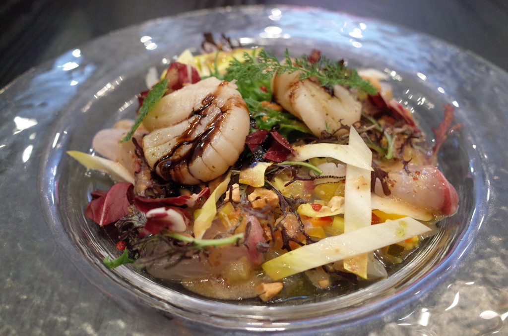 カンパチと真鯛のマリネ、北海道産帆立貝柱のポアレ、自家菜園産野菜のサラダ