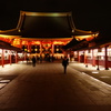 夜の浅草寺本堂