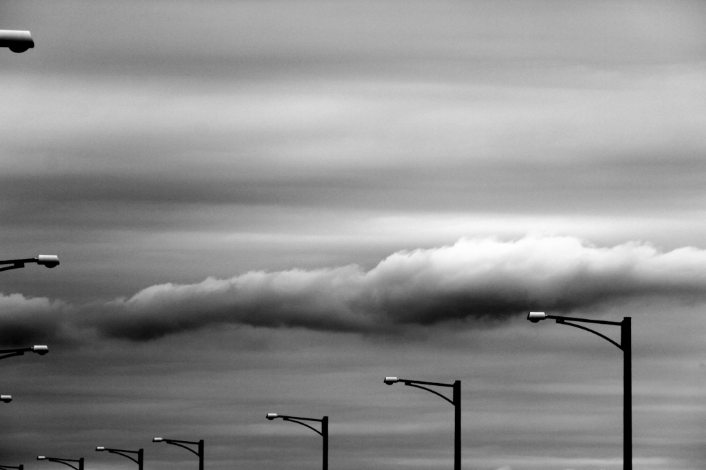 電灯と曇りの雲