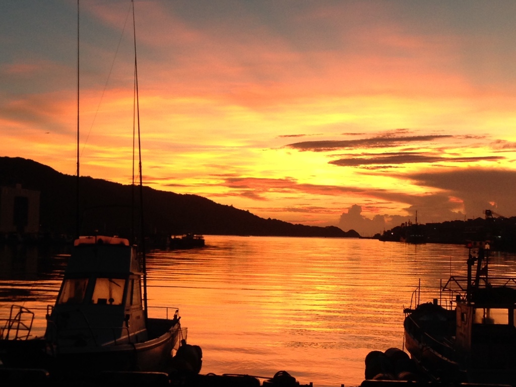 朝焼けの港　〜自然の贈り物〜