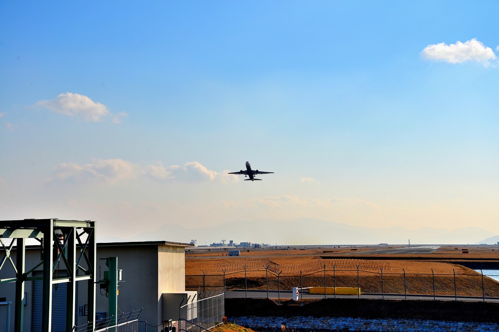 岩国空港の旅客機離陸