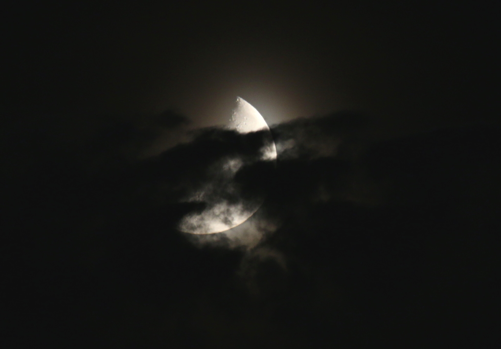 月に雲