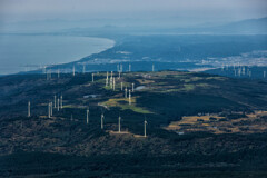 高原の風車群