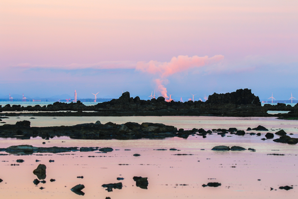 七月の鵜ノ崎　対岸の工場 　