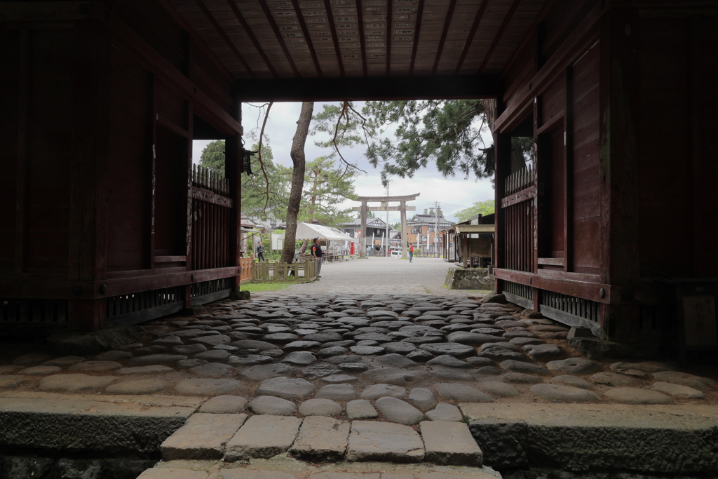 羽黒山　随神門裏