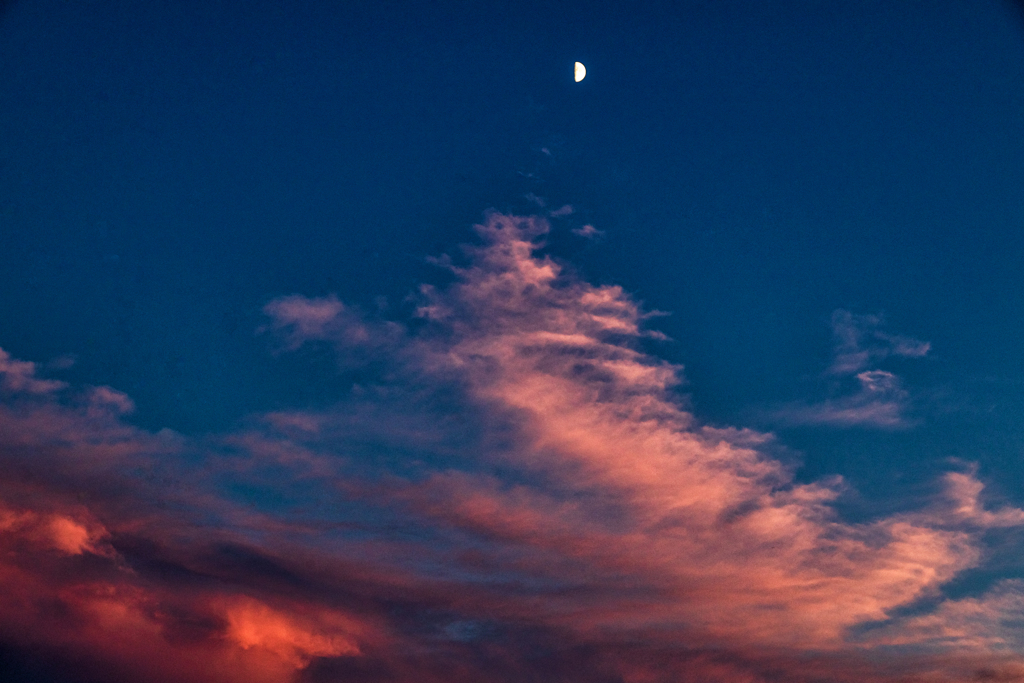 夕雲と月