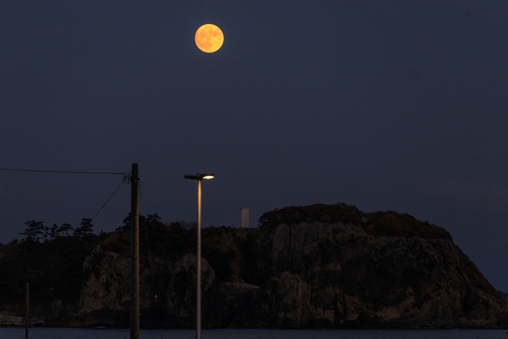 磯の満月