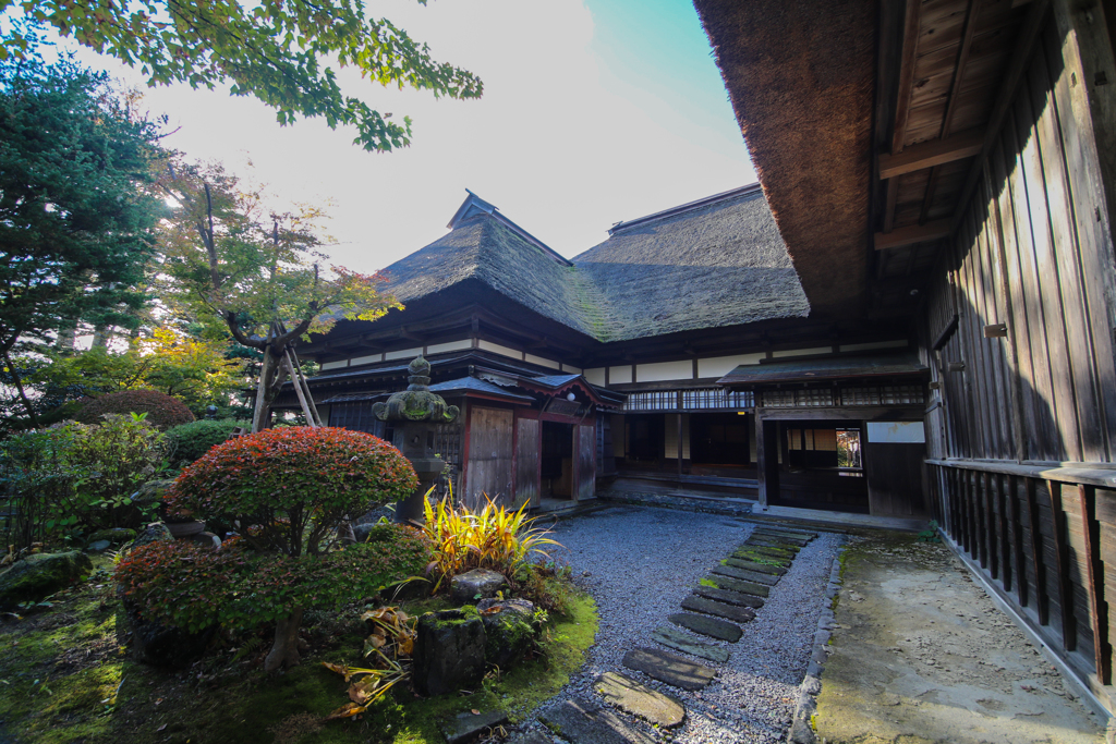 三浦館　茅屋根