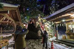 真山神社　拝殿へ