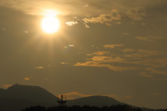 真山と太陽
