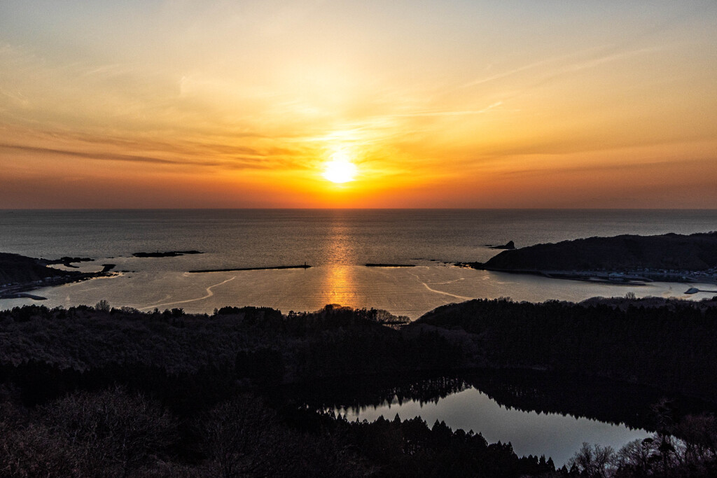 戸賀湾とマール湖