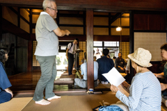 見学者同士が教えあいます