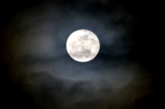 雲と月・夜