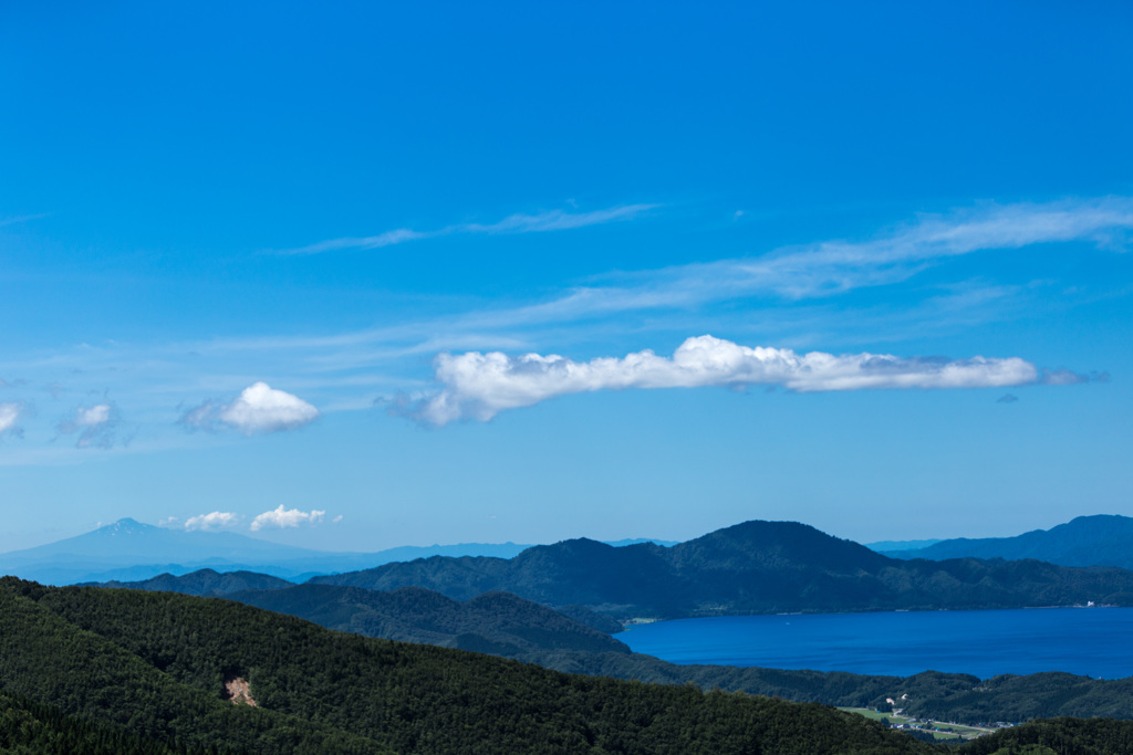 田沢湖と鳥海山