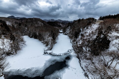 ダム湖曇天