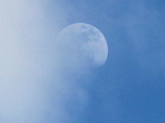 雲と月・昼