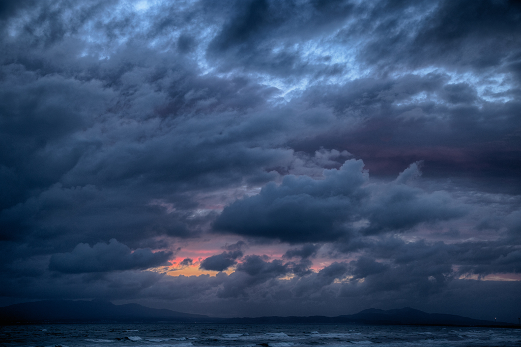 夕雲　海上