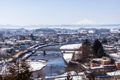 山と川のある町