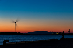 土崎港夕景　風車と釣り人