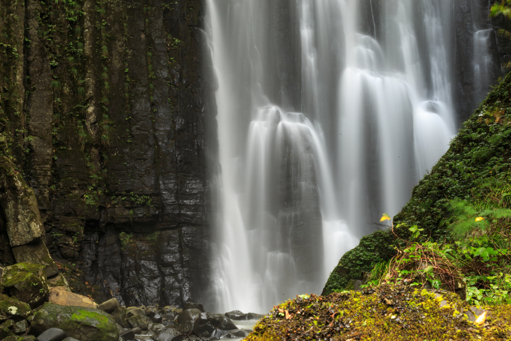 亀田不動の滝　素白と玄黒