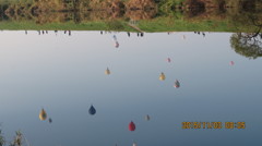 水面にうつる熱気球