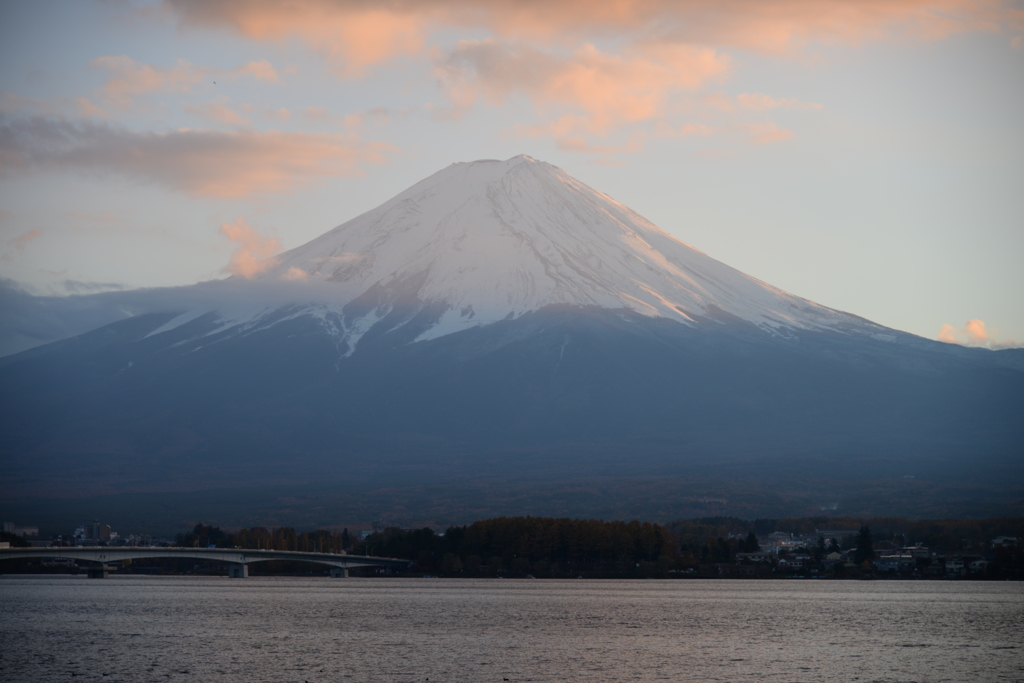 夕暮れの富士山（河口湖）