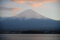 夕暮れの富士山（河口湖）