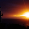 灯台を照らす朝陽