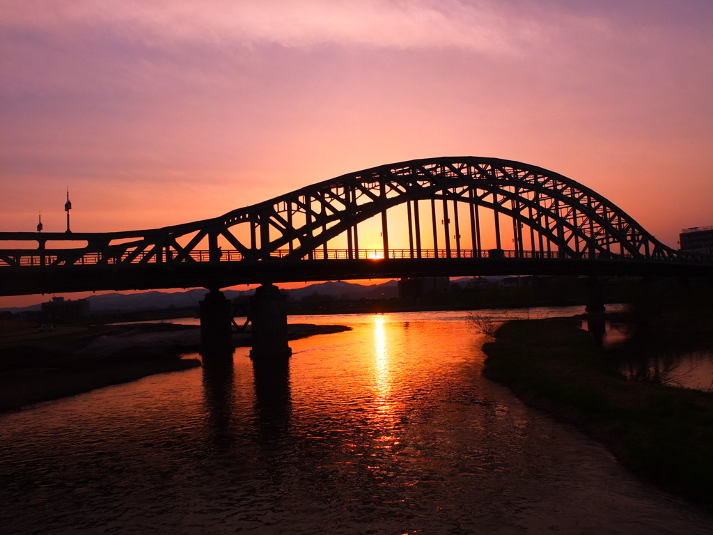 夕陽の落ちる旭橋