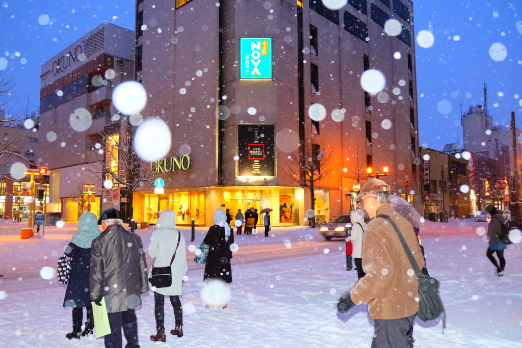 雪振る街角