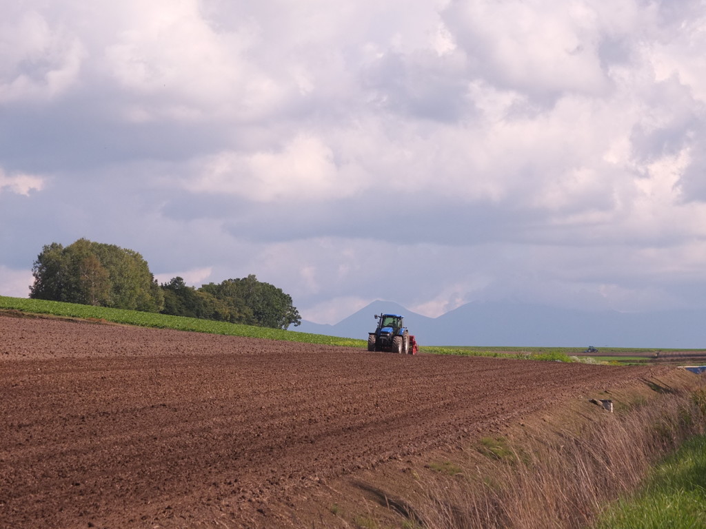 十勝を背に