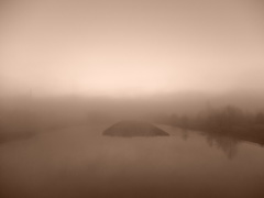 日の出前霧に囲まれて