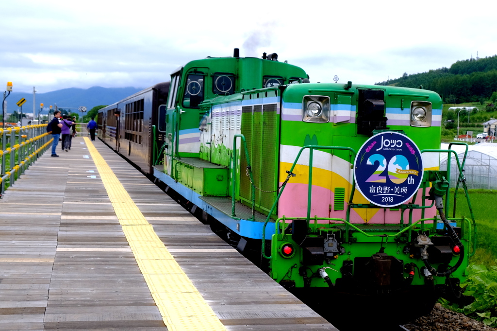 ノロッコ号とラベンダーばたけ駅