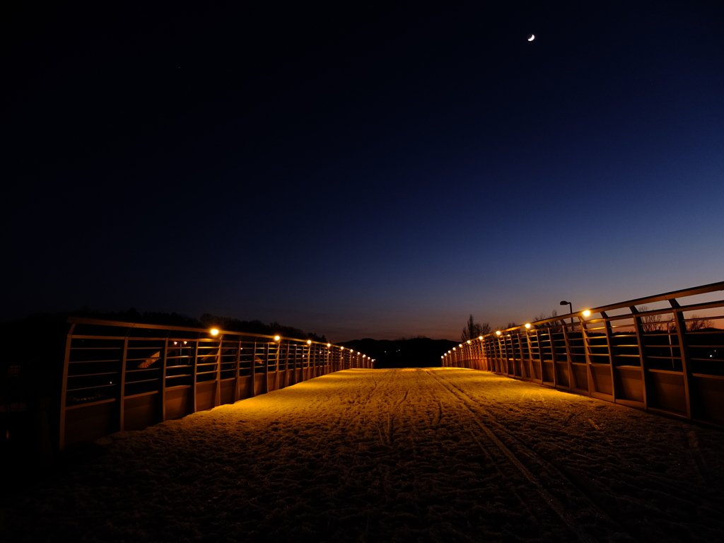 小さい月と歩道橋