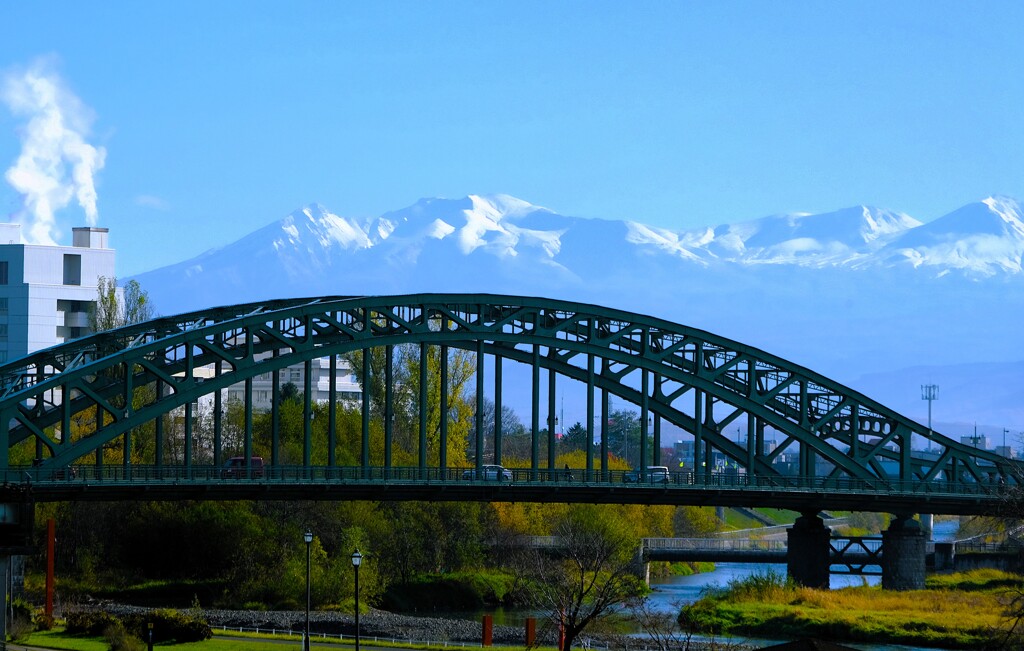 峰々を背に