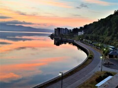 湖畔の夜明け