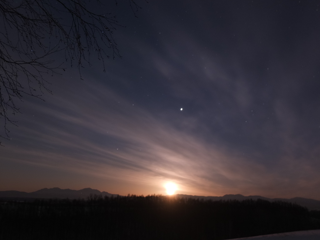 雲の中から月が