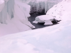 まだ雪深い石狩川源流