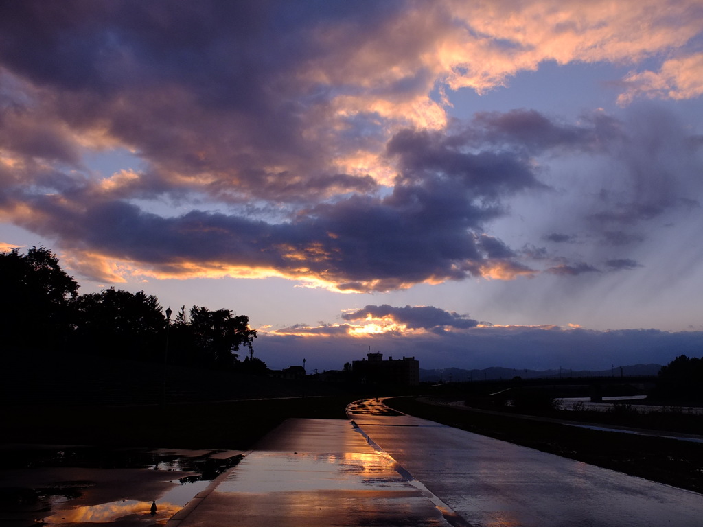 散歩道に浮かぶ雲