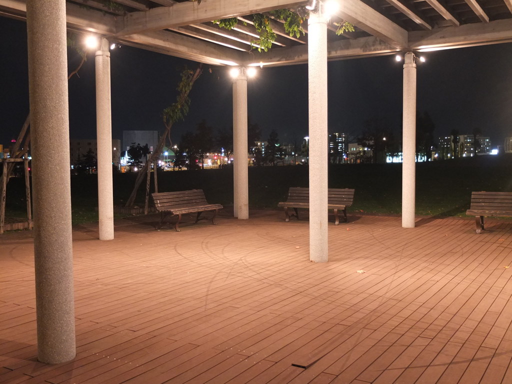 夜のベンチ