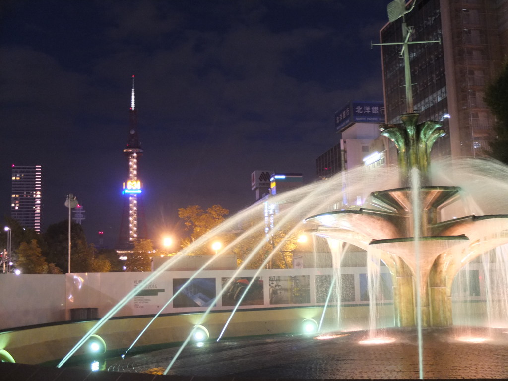 夜の噴水とテレビ等