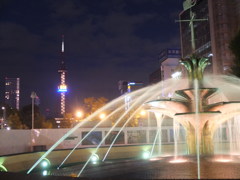 夜の噴水とテレビ等