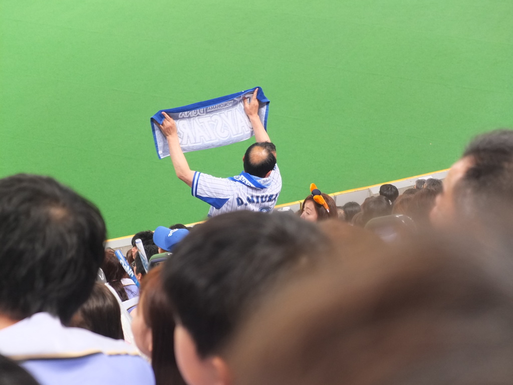 お父さん頭上注意