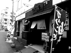 行列の出来るラーメン屋