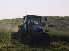 冬支度牧草刈り