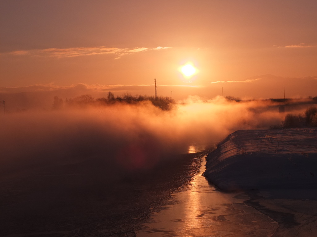 日の出川霧と共に