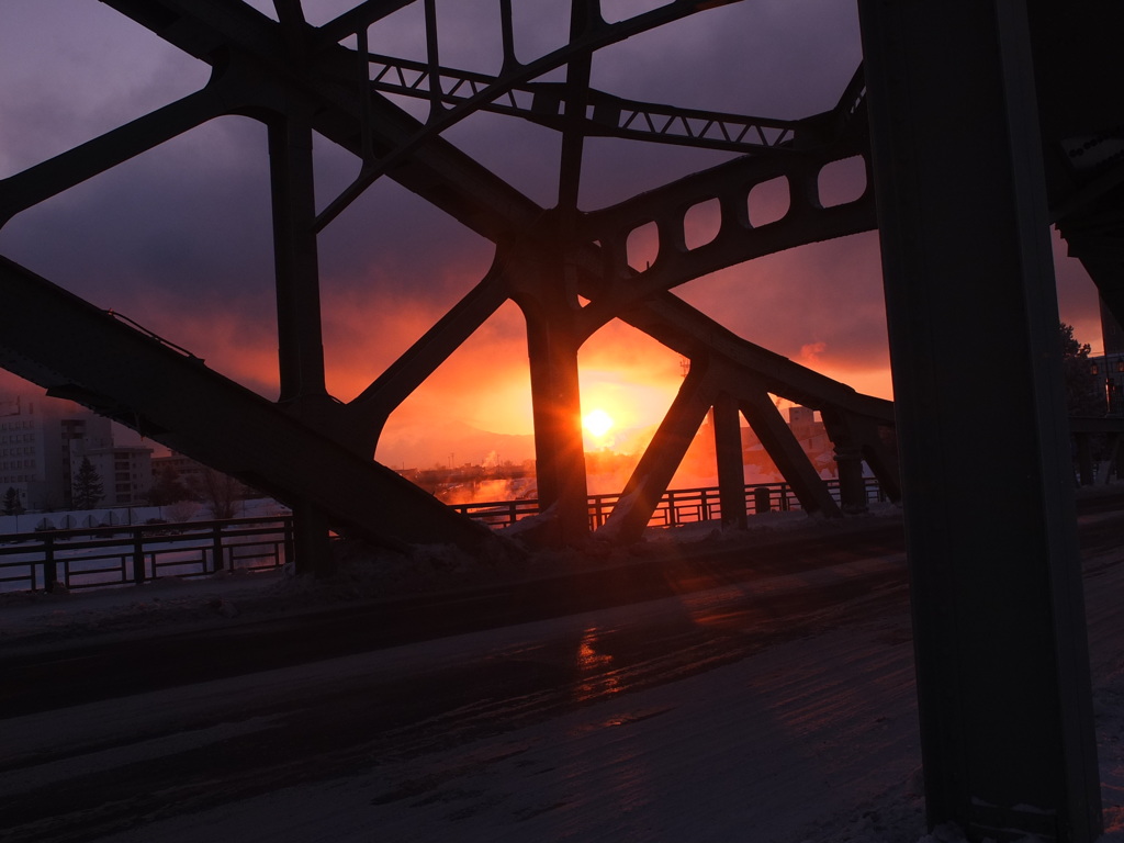 旭橋より日の出を見る