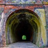 鮮やかすぎる廃線のトンネル