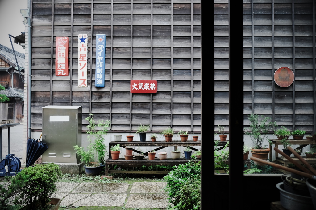荒物屋の店先から