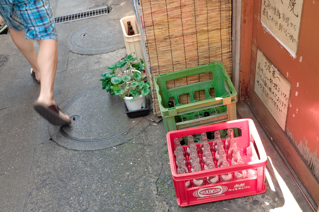 路地裏に夏の日差し